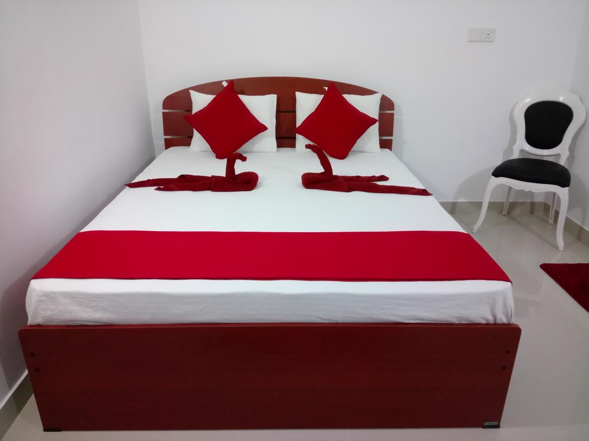 Oasis Beach Hotel Негомбо Экстерьер фото