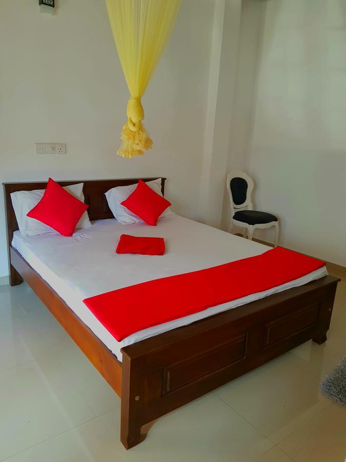 Oasis Beach Hotel Негомбо Экстерьер фото