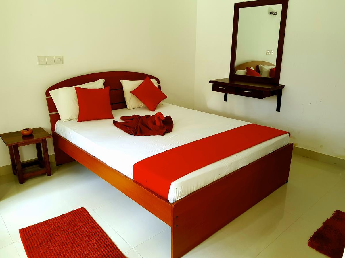 Oasis Beach Hotel Негомбо Экстерьер фото