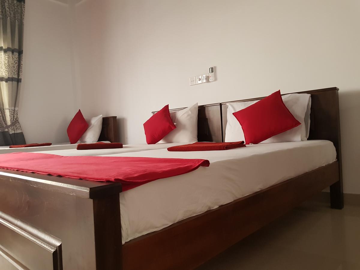 Oasis Beach Hotel Негомбо Экстерьер фото
